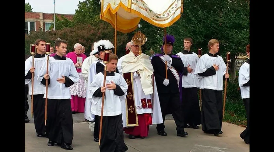 Arzobispo Paul Coakley de Oklahoma preside la procesión Eucarística el 21 de septiembre (Foto Archdiocese of Oklahoma City)?w=200&h=150