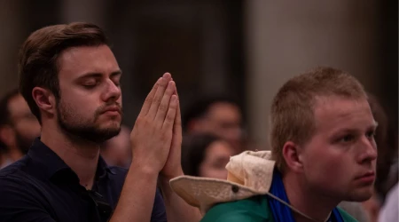 Imagen referencial de jóvenes rezando durante el Jubileo