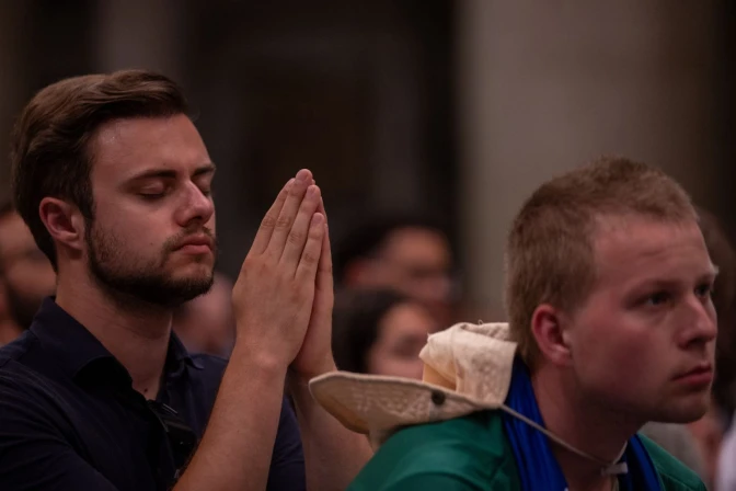 Imagen referencial de jóvenes rezando durante el Jubileo