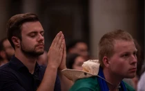 Imagen referencial de jóvenes rezando durante el Jubileo