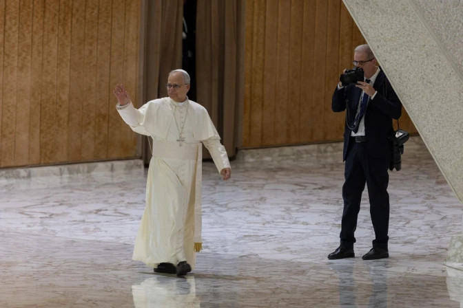 El Papa León XIV saluda a los fieles en el Aula Pablo VI