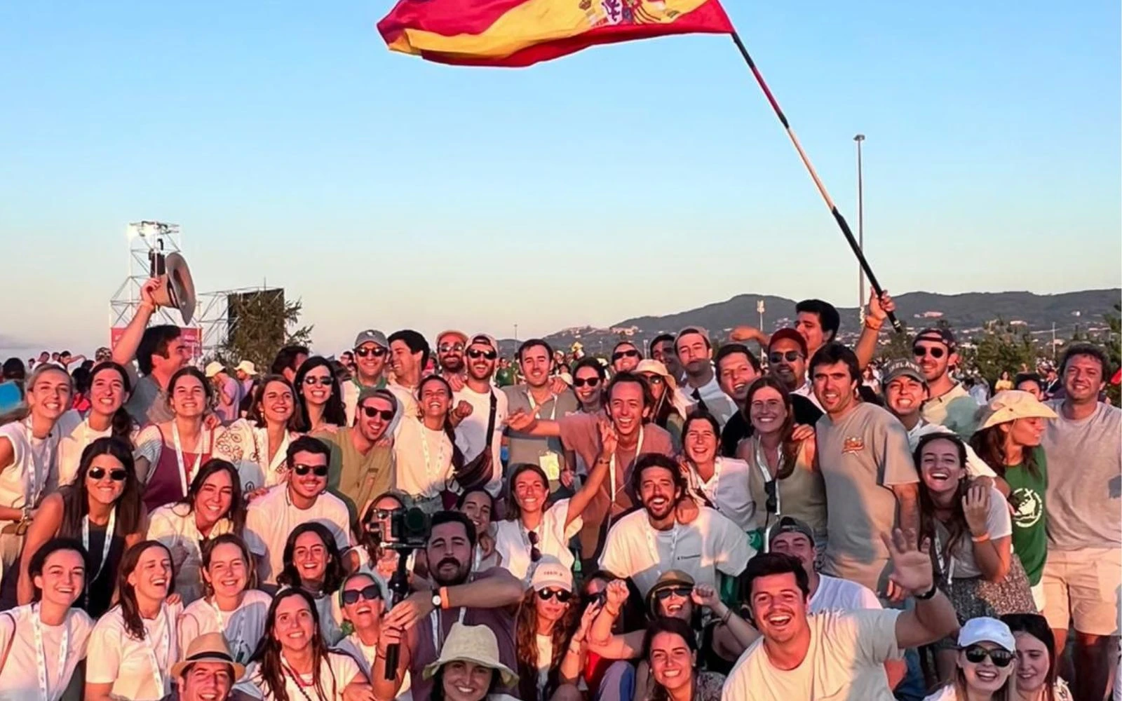 Jóvenes en la explanada de Tor Vergata durante la Vigilia con el Papa León XIV?w=200&h=150
