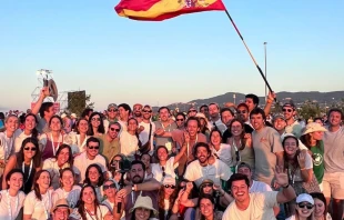 Jóvenes en la explanada de Tor Vergata durante la Vigilia con el Papa León XIV Crédito: Cortesía de Claudia Arrieta