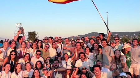 Jóvenes en la explanada de Tor Vergata durante la Vigilia con el Papa León XIV