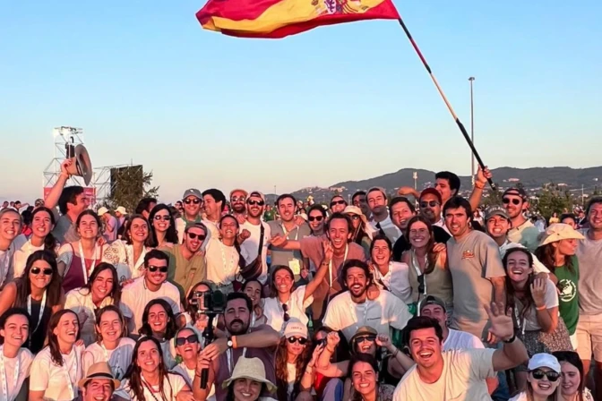 Jóvenes en la explanada de Tor Vergata durante la Vigilia con el Papa León XIV