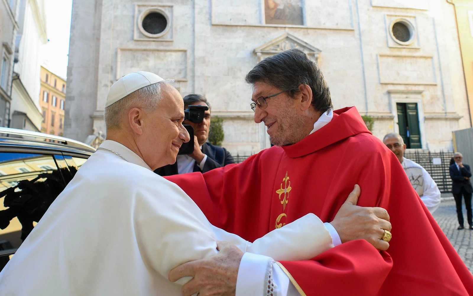 El P. Alejandro Moral recibe a su amigo León XIV a los pies de la Basílica de San Agustín?w=200&h=150