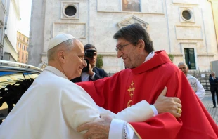 El P. Alejandro Moral recibe a su amigo León XIV a los pies de la Basílica de San Agustín Crédito: Vatican Media