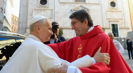 El P. Alejandro Moral recibe a su amigo León XIV a los pies de la Basílica de San Agustín
