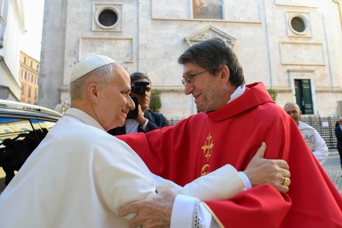 El P. Alejandro Moral recibe a su amigo León XIV a los pies de la Basílica de San Agustín
