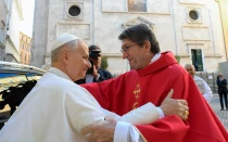 El P. Alejandro Moral recibe a su amigo León XIV a los pies de la Basílica de San Agustín