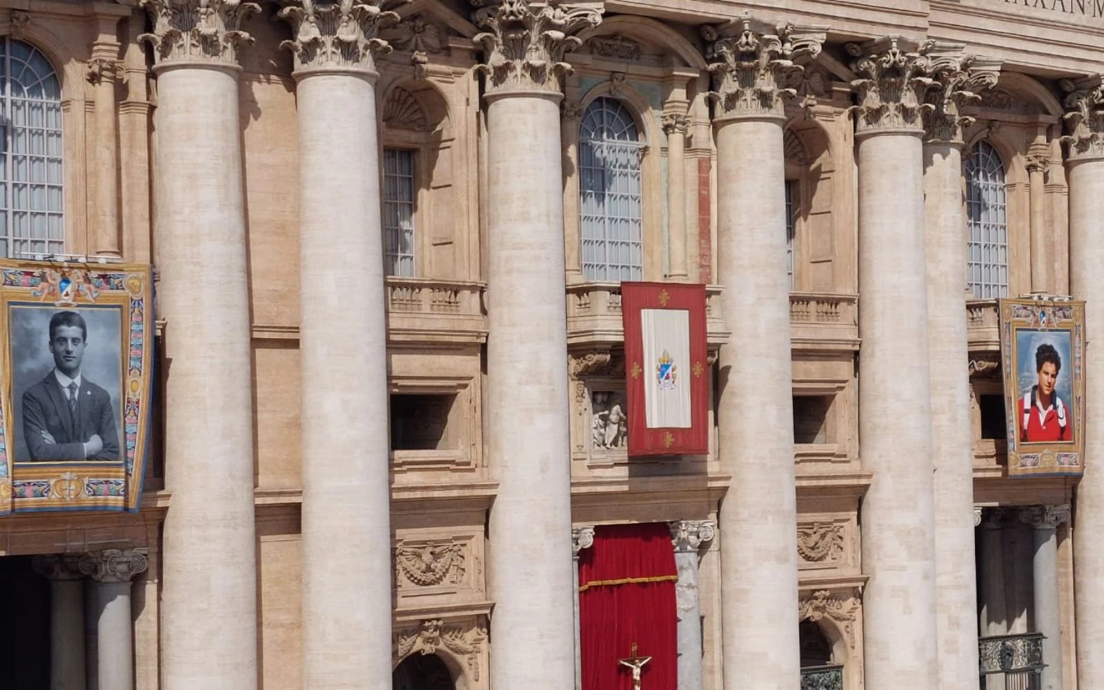 Imágenes de los nuevos santos en la fachada de la Basílica de San Pedro | Crédito: Elias Turk/ EWTN News