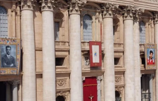 Imágenes de los nuevos santos en la fachada de la Basílica de San Pedro Crédito: Elias Turk/ EWTN News