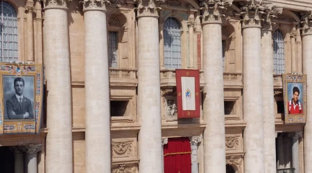 Imágenes de los nuevos santos en la fachada de la Basílica de San Pedro