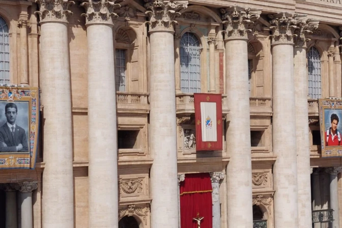 Imágenes de los nuevos santos en la fachada de la Basílica de San Pedro