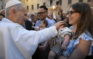El Papa León XIV saluda a las familias del Vaticano Crédito: Vatican Media