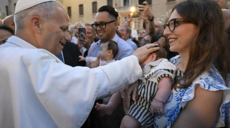 El Papa León XIV saluda a las familias del Vaticano