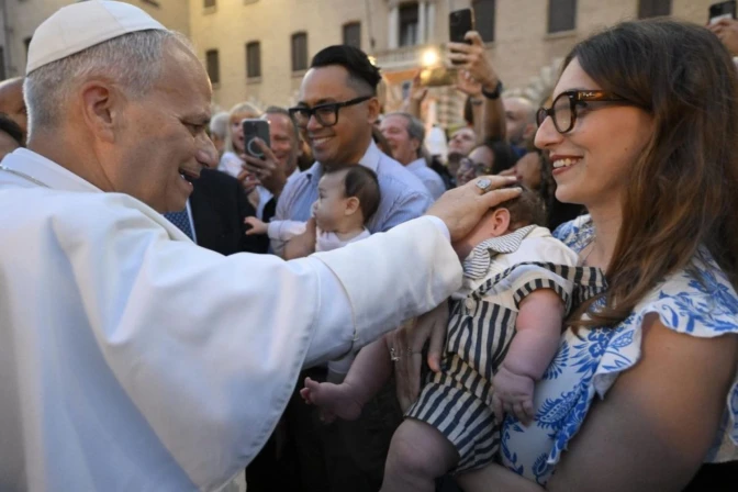 El Papa León XIV saluda a las familias del Vaticano