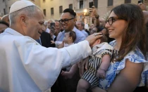 El Papa León XIV saluda a las familias del Vaticano
