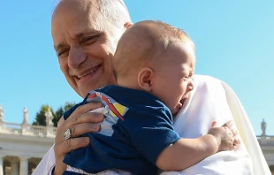 Imagen referencial del Papa León XIV con un niño en brazos durante la Audiencia General Crédito: Vatican Media