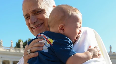 Imagen referencial del Papa León XIV con un niño en brazos durante la Audiencia General