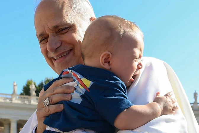 Imagen referencial del Papa León XIV con un niño en brazos durante la Audiencia General