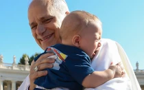 Imagen referencial del Papa León XIV con un niño en brazos durante la Audiencia General