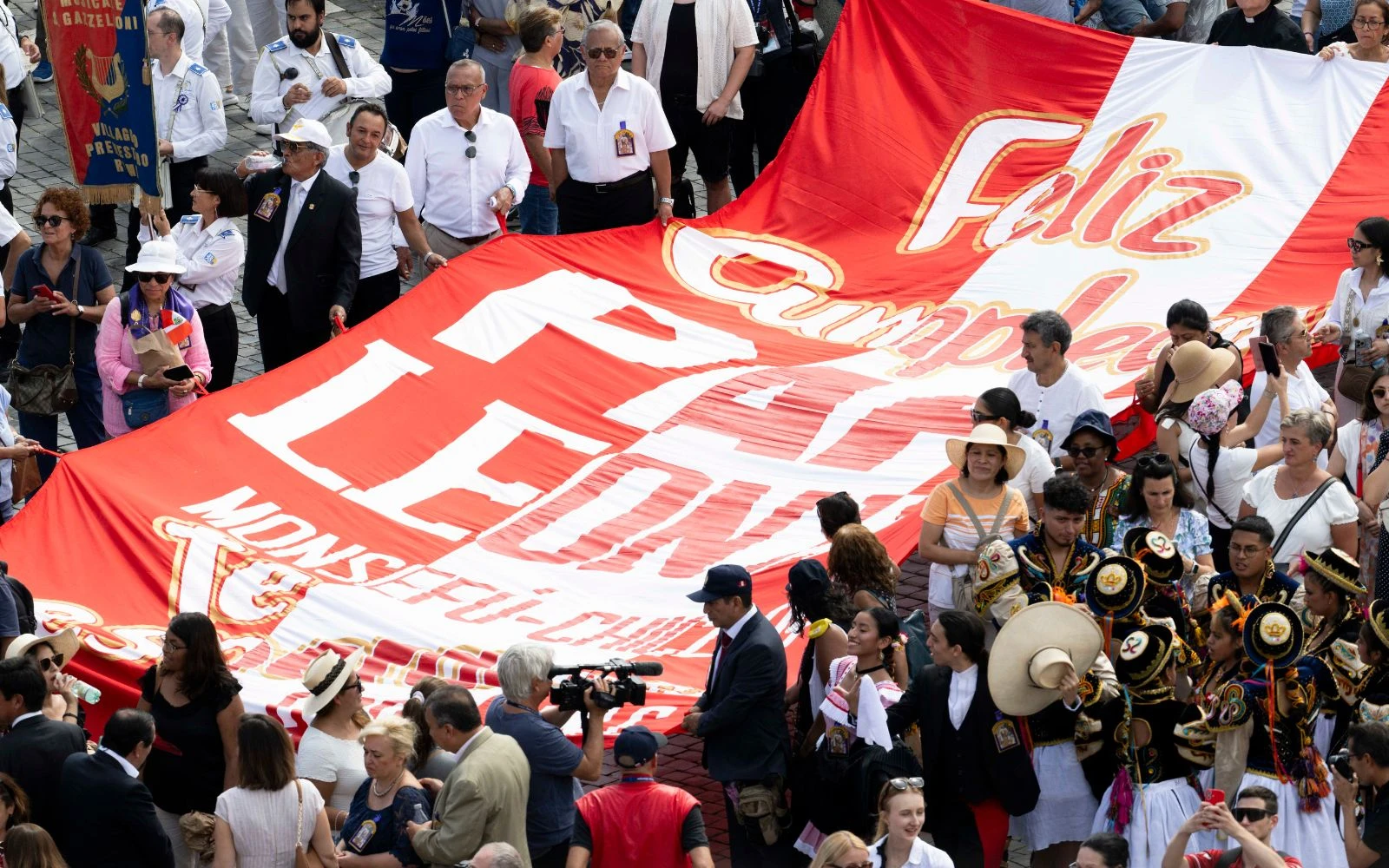 Fieles peruanos extienden la bandera con una felicitación al Papa León XIV por su 70 cumpleaños?w=200&h=150