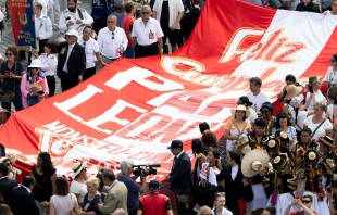 Fieles peruanos extienden la bandera con una felicitación al Papa León XIV por su 70 cumpleaños Crédito: Vatican Media