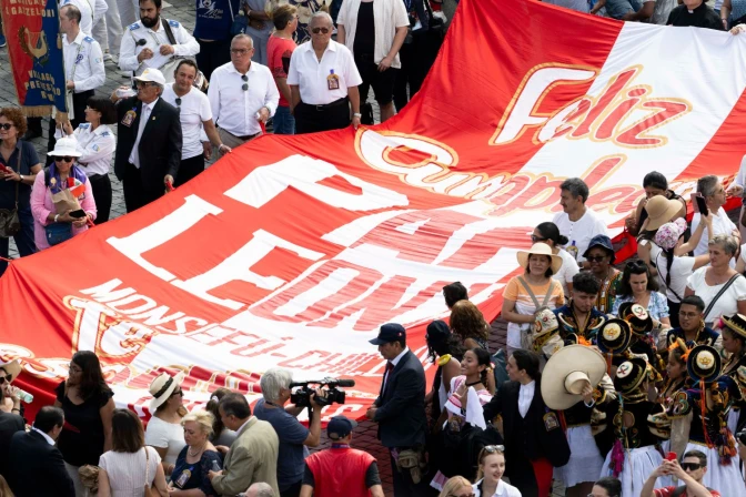 Fieles peruanos extienden la bandera con una felicitación al Papa León XIV por su 70 cumpleaños