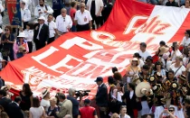 Fieles peruanos extienden la bandera con una felicitación al Papa León XIV por su 70 cumpleaños
