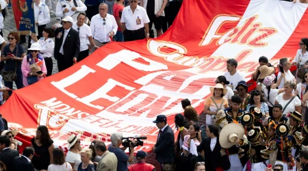 Fieles peruanos extienden la bandera con una felicitación al Papa León XIV por su 70 cumpleaños