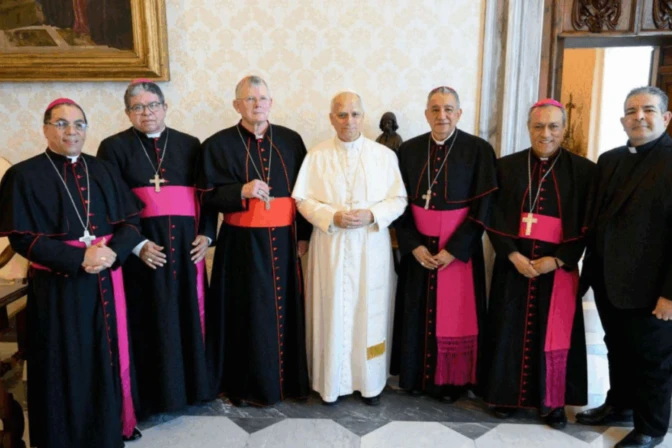El Papa León XIV junto a la presidencia del CELAM