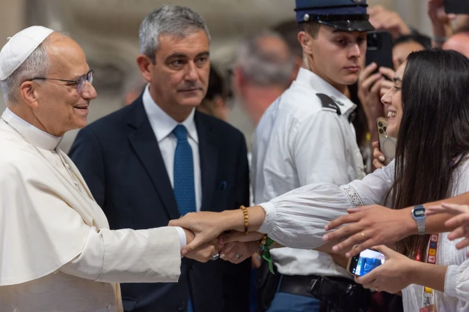 El Papa saluda a una joven al término de la Misa por el Jubileo de los Misioneros Digitales e influencers católicos