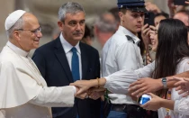 El Papa saluda a una joven al término de la Misa por el Jubileo de los Misioneros Digitales e influencers católicos