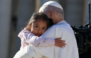 El Papa León XIV abraza a una niña durante una Audiencia General Crédito: Vatican Media