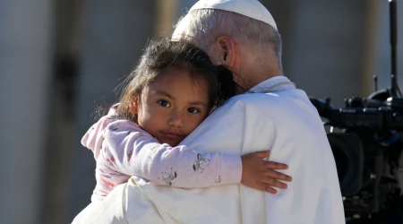 El Papa León XIV abraza a una niña durante una Audiencia General