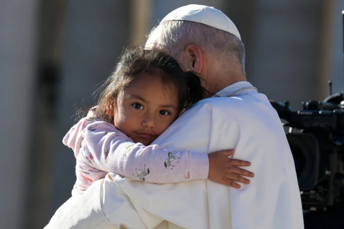 El Papa León XIV abraza a una niña durante una Audiencia General
