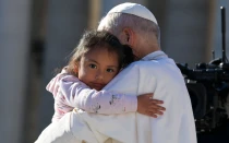 El Papa León XIV abraza a una niña durante una Audiencia General