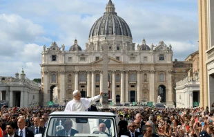 Imagen referencial del Papa León XIV en la Plaza de San Pedro Crédito: Vatican Media