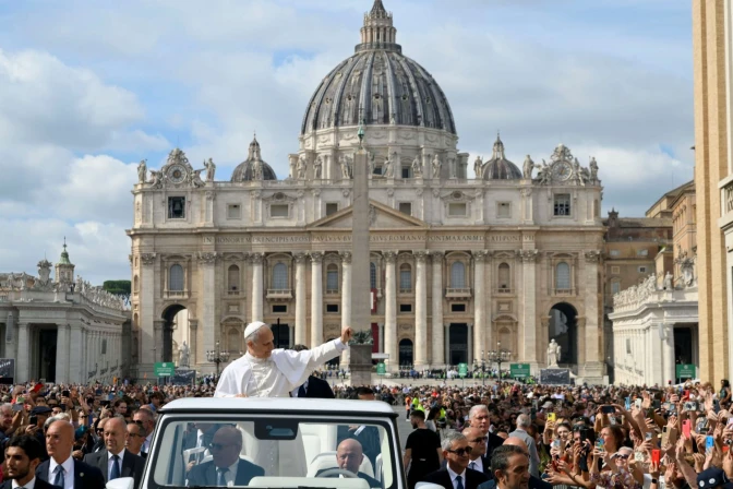 Imagen referencial del Papa León XIV en la Plaza de San Pedro