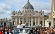 Imagen referencial del Papa León XIV en la Plaza de San Pedro
