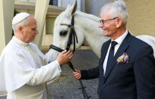 El Papa León con "Proton" Crédito: Vatican Media