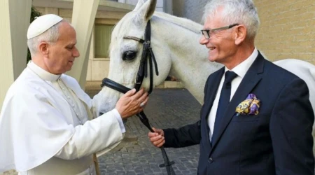 El Papa León con "Proton"