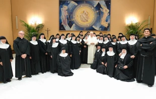 El Papa León con las monjas agustinas recoletas este 15 de octubre Crédito: Vatican Media