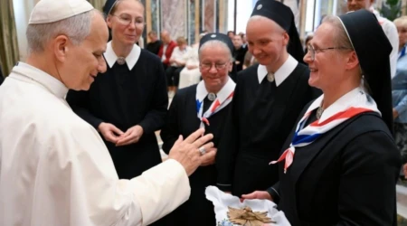 Imagen del Papa León XIV con los peregrinos de Rusia