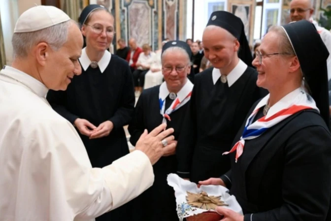 Imagen del Papa León XIV con los peregrinos de Rusia