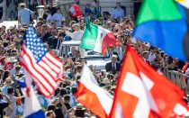 El Papa León XIV saluda a los jóvenes reunidos en la Plaza de San Pedro este 30 de julio