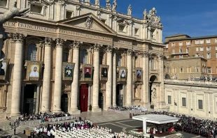 Imagen de la plaza de San Pedro durante la Misa de canonización de este 19 de octubre Crédito: Courtney Mares/ EWTN News