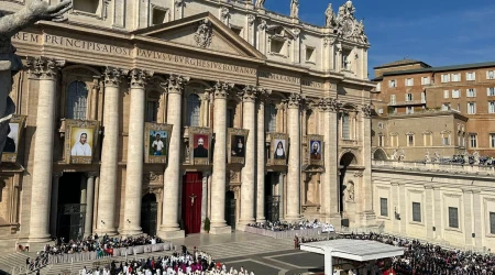 Imagen de la plaza de San Pedro durante la Misa de canonización de este 19 de octubre