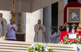 Las reliquias de los 7 nuevos santos expuestas durante la Misa de canonización del 19 de octubre Crédito: Daniel Ibáñez/EWTN News